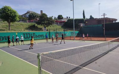 Els grups de primària participem en una activitat deTENNIS al Club Tennis Belulla.